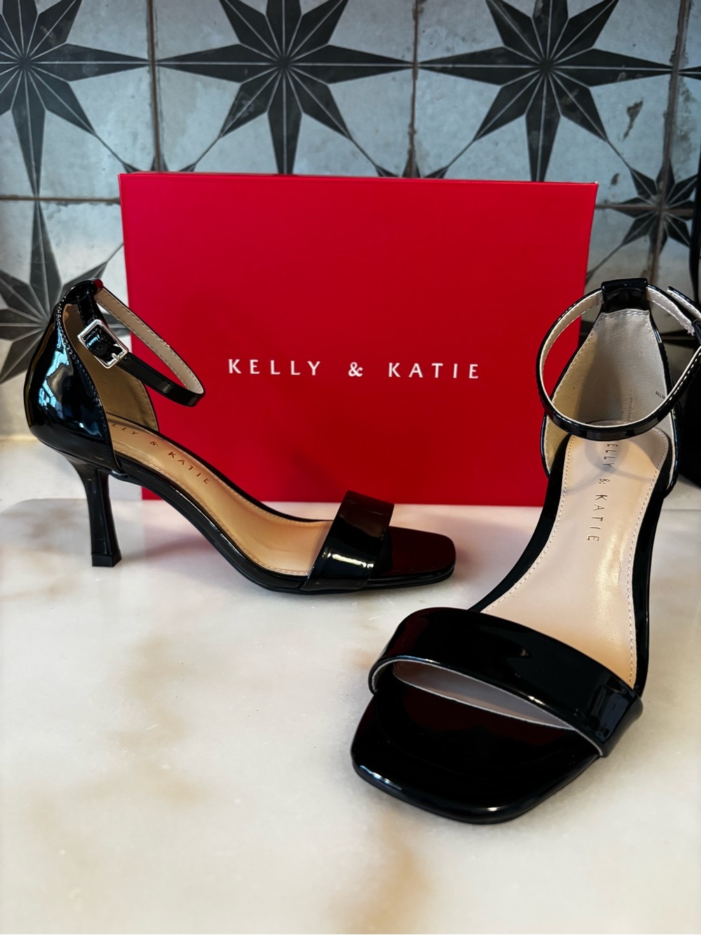 NEW! Kelly & Katie Iandai Sandal -
Black - Size 6